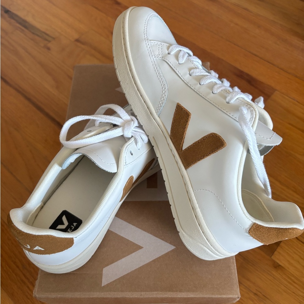 Mens Veja Sneakers - V12 White/Camel Brand New